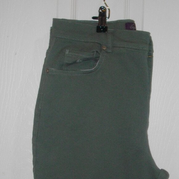 Women's Gloria Vanderbilt sage green jeans, size 10. New. - Picture 2 of 3